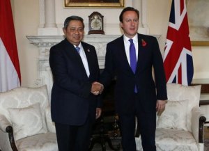 Britain’s Prime Minister David Cameron shakes hands with Indonesian President Susilo Bambang Yudhoyono